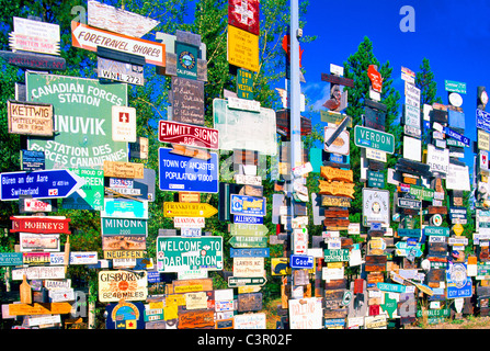 Watson Lake, Yukon-Territorium, YT, Kanada - Welt berühmte Signpost Forest, Sammlung von Zeichen Stockfoto