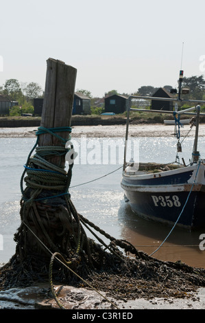 Angelboot/Fischerboot im Hafen bei Ebbe UK Boote UK touristischen Attraktion UK Urlaub Stockfoto