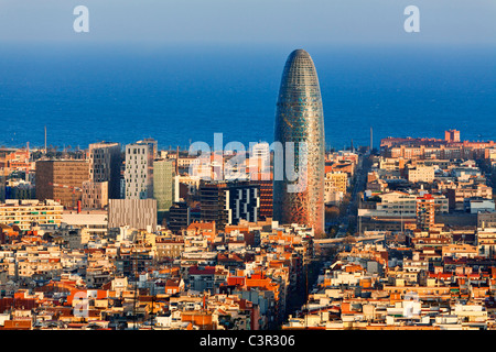 Blick auf den Torre Agbar (Agbar-Turm) und die Skyline von Barcelon, Spanien. Das 32-Geschichte Büro-Hochhaus misst 142 m Stockfoto