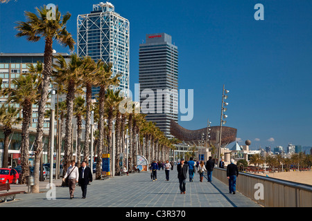 Spanien, Katalonien, Barcelona und Twin Towers Mapfre und Kunst vom Bogatell Strand Stockfoto