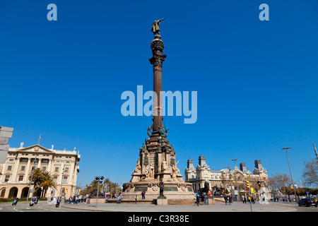 Eine Bronze-Statue von Christopher Columbus überwindet das Gusseisen Denkmal einen Doppelpunkt an der Küste von Barcelona. Stockfoto