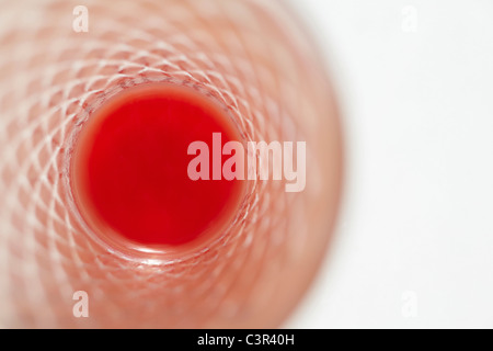 Verbleibende Tomatensaft in Kristallglas, Nahaufnahme Stockfoto