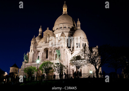 Basilika Sacre Coeur in der Nacht. Montmartre - eines der berühmtesten Wahrzeichen in Paris Stockfoto