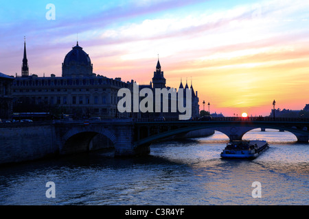 Ufer, Conciergerie Castle und Palace of Justice bei Sonnenuntergang. Paris. Frankreich. Stockfoto