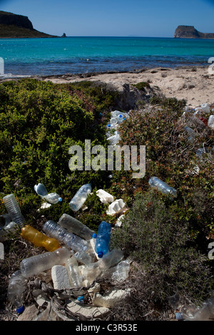 Kunststoff-Flaschen angespült Balos Beach, Gramvousa Halbinsel, im Nord-westlichen Kreta, Griechenland. Stockfoto