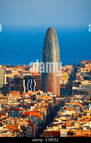 Blick auf den Torre Agbar (Agbar-Turm) und die Skyline von Barcelon, Spanien. Das 32-Geschichte Büro-Hochhaus misst 142 m Stockfoto