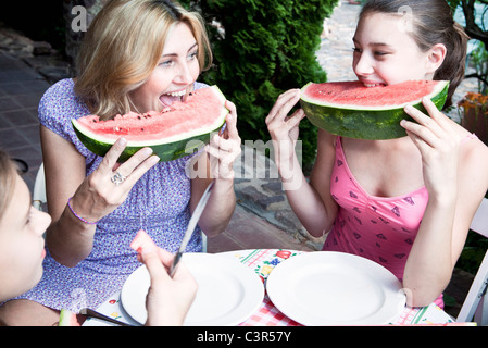 Mutter und Tochter, die Wassermelone essen Stockfoto