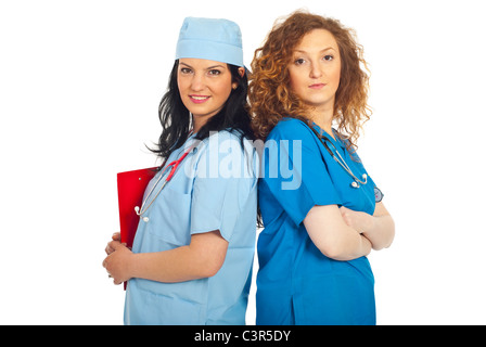 Lächelnd zwei Ärzte Frauen stehen Rücken an Rücken isolierten auf weißen Hintergrund Stockfoto