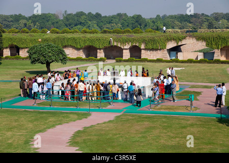 Gandhis Grabstätte in Delhi, Indien mit Menschen, Menge, Pilger und Besucher Stockfoto