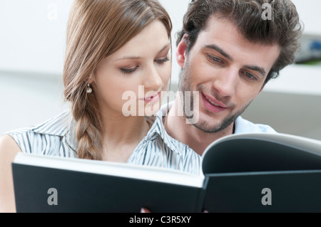 Junges Paar Lesebuch zusammen Stockfoto