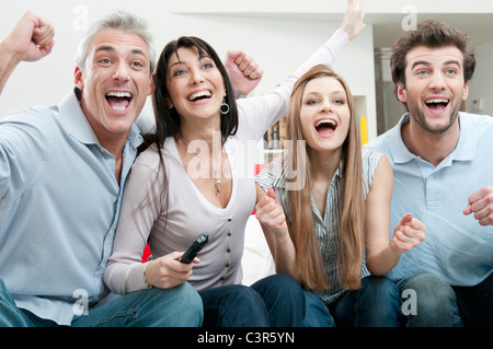 Aufgeregt, Freunde, Sport im Fernsehen anschauen Stockfoto