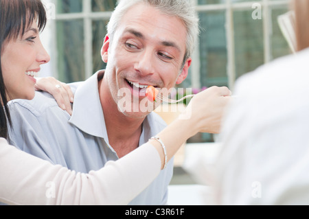 Freunde, die Fütterung zusammen beim Mittagessen Stockfoto