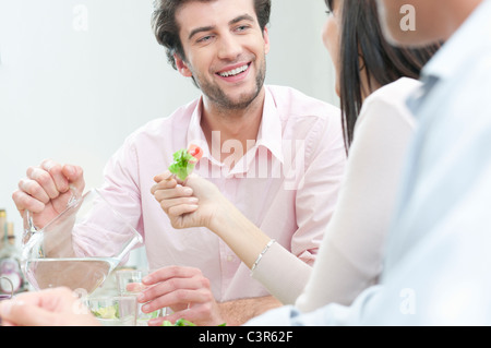Lächelnden Mann gießt frisches Wasser im Glas Stockfoto