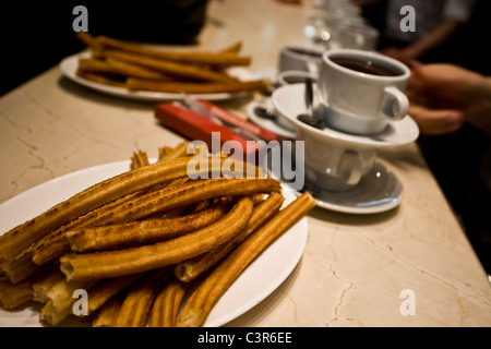 06:35: "Chocolate Con Churros", einer traditionellen spanischen Föhn bereit, San Ginés in Madrid serviert werden. Stockfoto