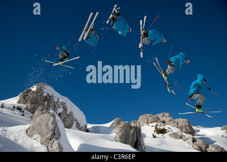 Skifahrer gefährlich Freeride Sprung zu tun Stockfoto