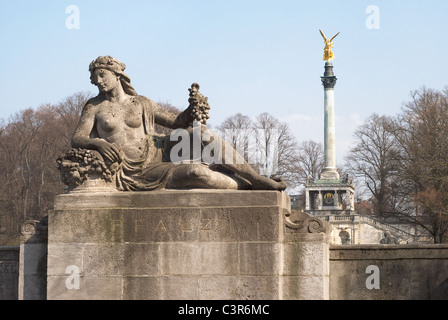 Engel des Friedens und der Luitpold Brücke in München Stockfoto