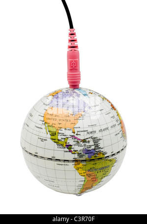 Kabel des Mikrofons mit einem Globus isoliert auf weiß Stockfoto
