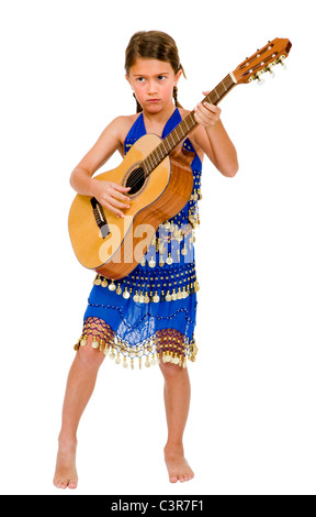 Niedliche Mädchen isoliert eine Gitarre zu spielen und posiert in weiß Stockfoto