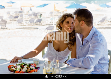 paar beim Mittagessen in der Nähe von Strand Stockfoto