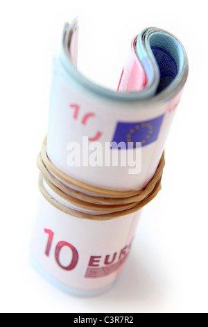 Eine n elastischen Band um ein Bündel von 10 und 20 Euro-Banknoten am Ende Stockfoto