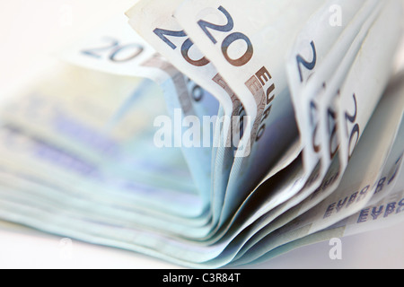 Euro-Banknoten vor einem weißen Hintergrund Stockfoto