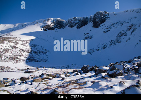 Die gefrorenen und schneebedeckte Tümpeln in der Schüssel mit Coire ein Lochain unterhalb der Klippen von Cairn man, Cairngorms, Schottland Stockfoto