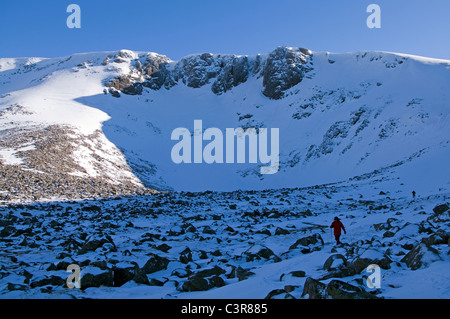 Coire an Lochain unter Cairn man auf das Hochplateau Cairngorm, Winter, 2 Wandergebieten absteigend, Schottisches Hochland, Schottland Stockfoto