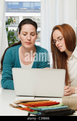 2 Frauen auf der Suche auf einen laptop Stockfoto