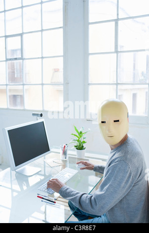 Mann im Crash Test Dummy-Maske in einem Büro Stockfoto