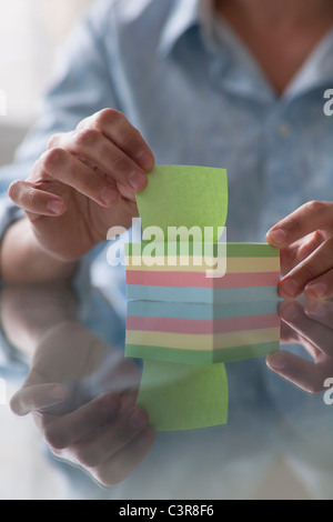 Nahaufnahme eines Mannes Abholung ein Post-It note Stockfoto