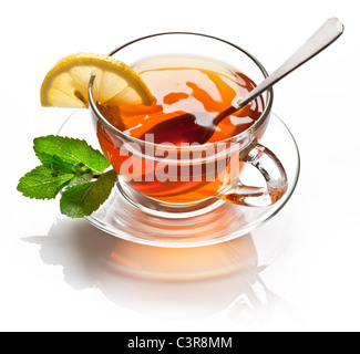 Tasse Tee mit Minze isoliert auf einem weißen Hintergrund. Stockfoto