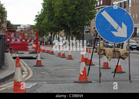 Kegel und Zeichen um Baumaßnahmen in London Stockfoto