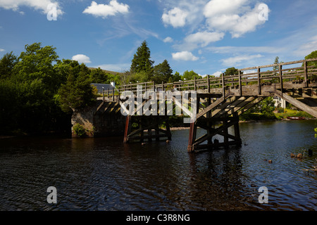 Jahrhunderte alte Bock Stil Holzbrücke in Fort Augustus Stockfoto