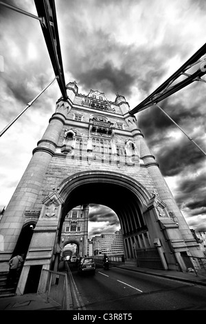 Tower Bridge London England mit Straßenverkehr und Menschen. Mai 2009 Stockfoto