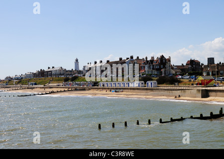 Blick vom Pier mit Blick auf den Strand und Leuchtturm, Southwold, Suffolk, England, UK Stockfoto