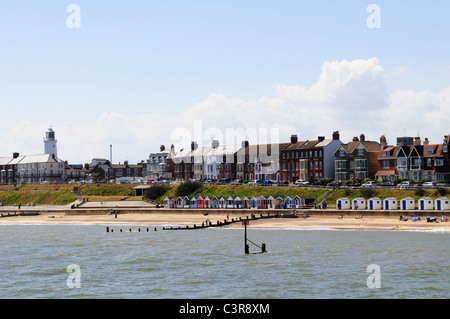 Blick vom Pier mit Blick auf den Strand und Leuchtturm, Southwold, Suffolk, England, UK Stockfoto