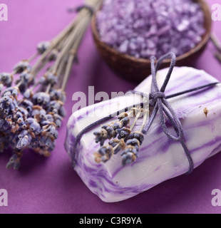 Mit Meersalz und getrocknetem Lavendel Seife. Stockfoto