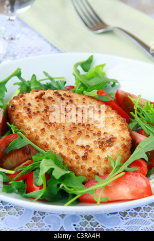 Salat mit gebratenem Käse, Rucola und frischem Gemüse Stockfoto