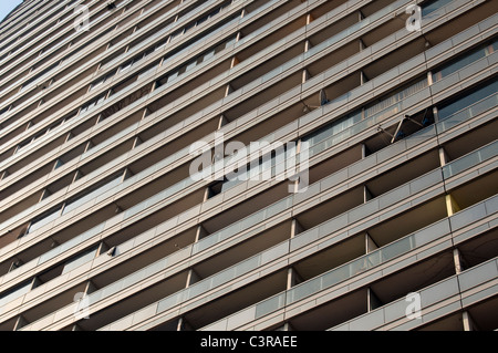 Detail der Fassade des Mischek Tower entworfen durch Architekten Delugan Meissl im Donau-City (Vienna DC oder Donaustadt), Wien, Österreich Stockfoto