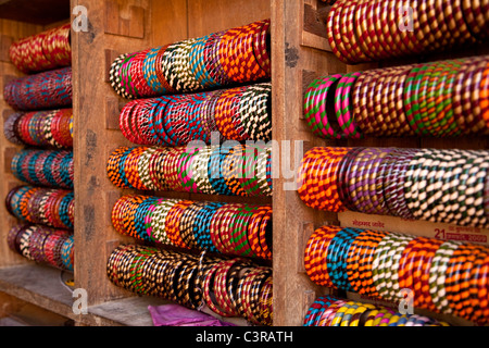 Armbänder für Verkauf im Souvenirladen, Fatehpur, Rajasthan, Indien Stockfoto