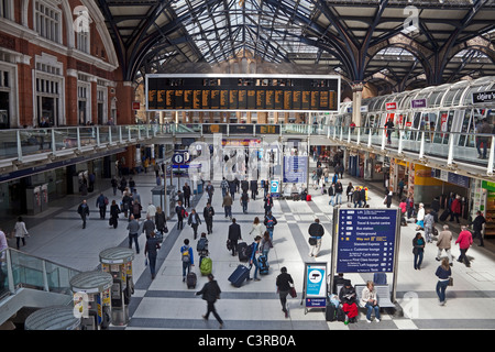 City of London der Bahnhofshalle an der Liverpool Street Station Mai 2011 Stockfoto