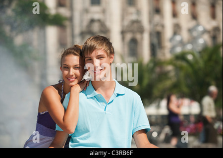 Deutschland, München, Karlsplatz, junger Mann und Frau, Lächeln, Porträt Stockfoto