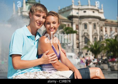 Deutschland, München, Karlsplatz, junger Mann und Frau, Lächeln, Porträt Stockfoto