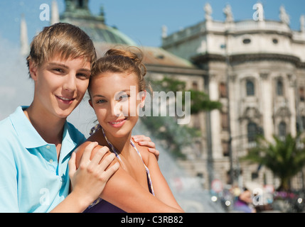 Deutschland, München, Karlsplatz, junger Mann und Frau, Lächeln, Porträt Stockfoto