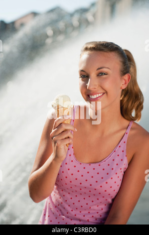 Deutschland, München, Karlsplatz, junge Frau, Lächeln, Porträt Stockfoto