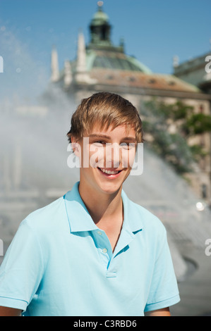 Deutschland, München, Karlsplatz, junger Mann, Lächeln, Porträt Stockfoto