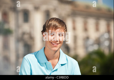 Deutschland, München, Karlsplatz, junger Mann, Lächeln, Porträt Stockfoto