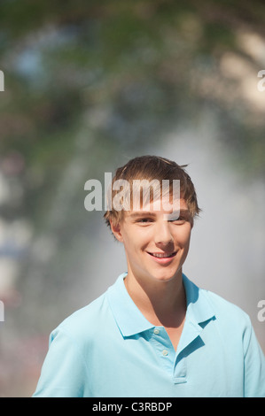 Deutschland, München, Karlsplatz, junger Mann, Lächeln, Porträt Stockfoto