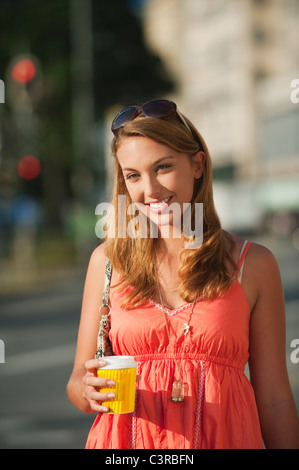 Deutschland, München, Karlsplatz, junge Frau, Lächeln, Porträt Stockfoto