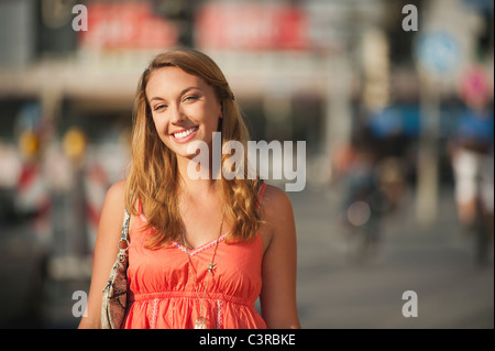 Deutschland, München, Karlsplatz, junge Frau, Lächeln, Porträt Stockfoto